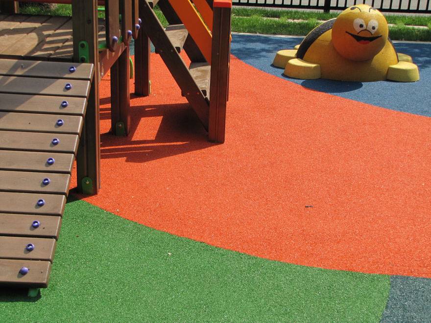 Какое основание на детской площадке будет лучше: песок или резиновая плитка?