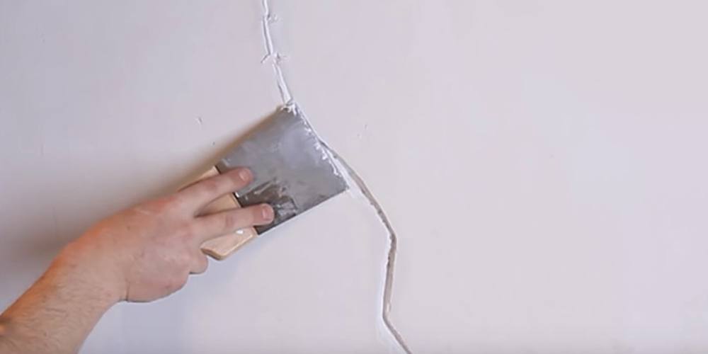 Как заделать трещину на потолке из гипсокартона