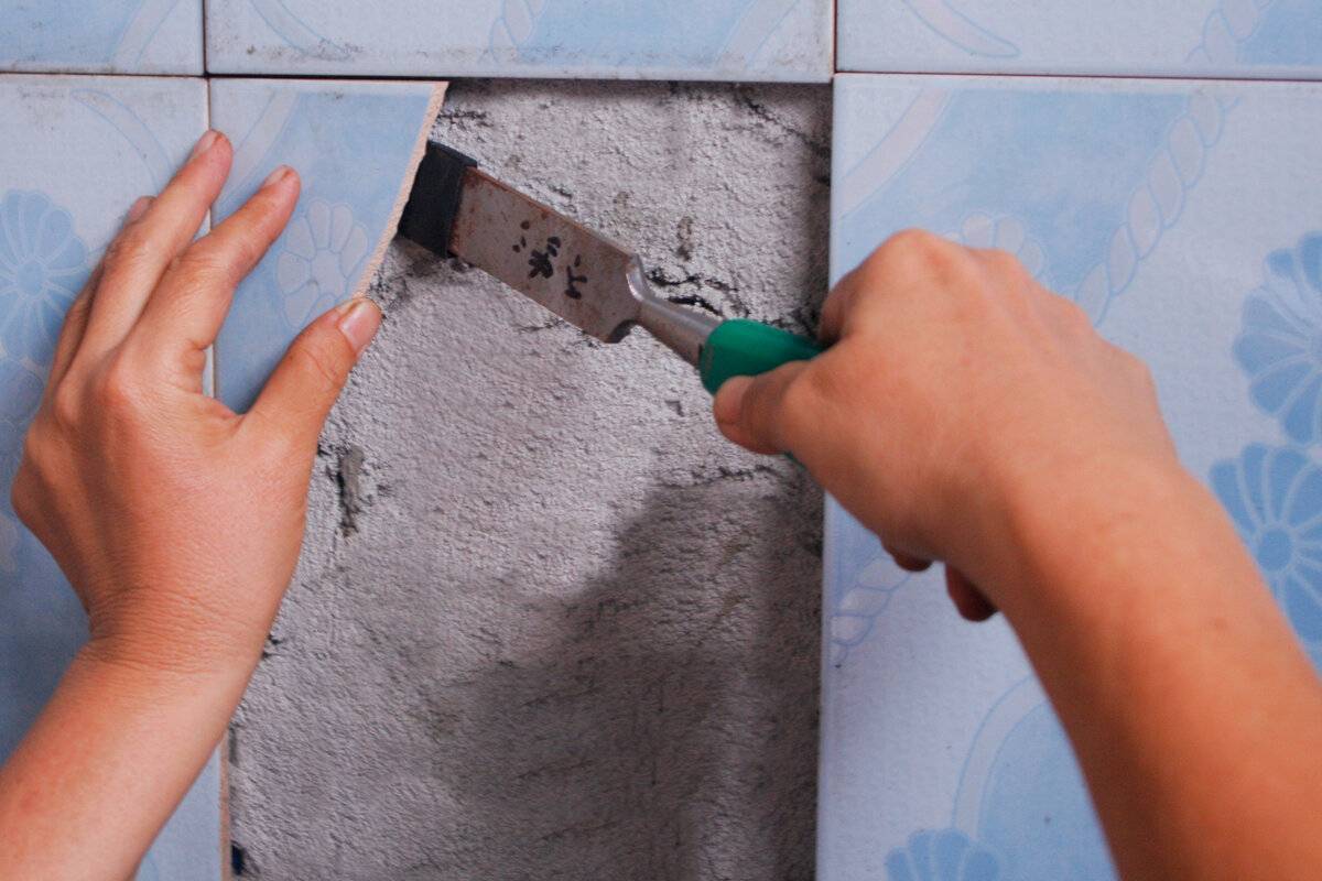 Как снять плитку со стены не повредив ее: чем аккуратно удалить кафель со стены?