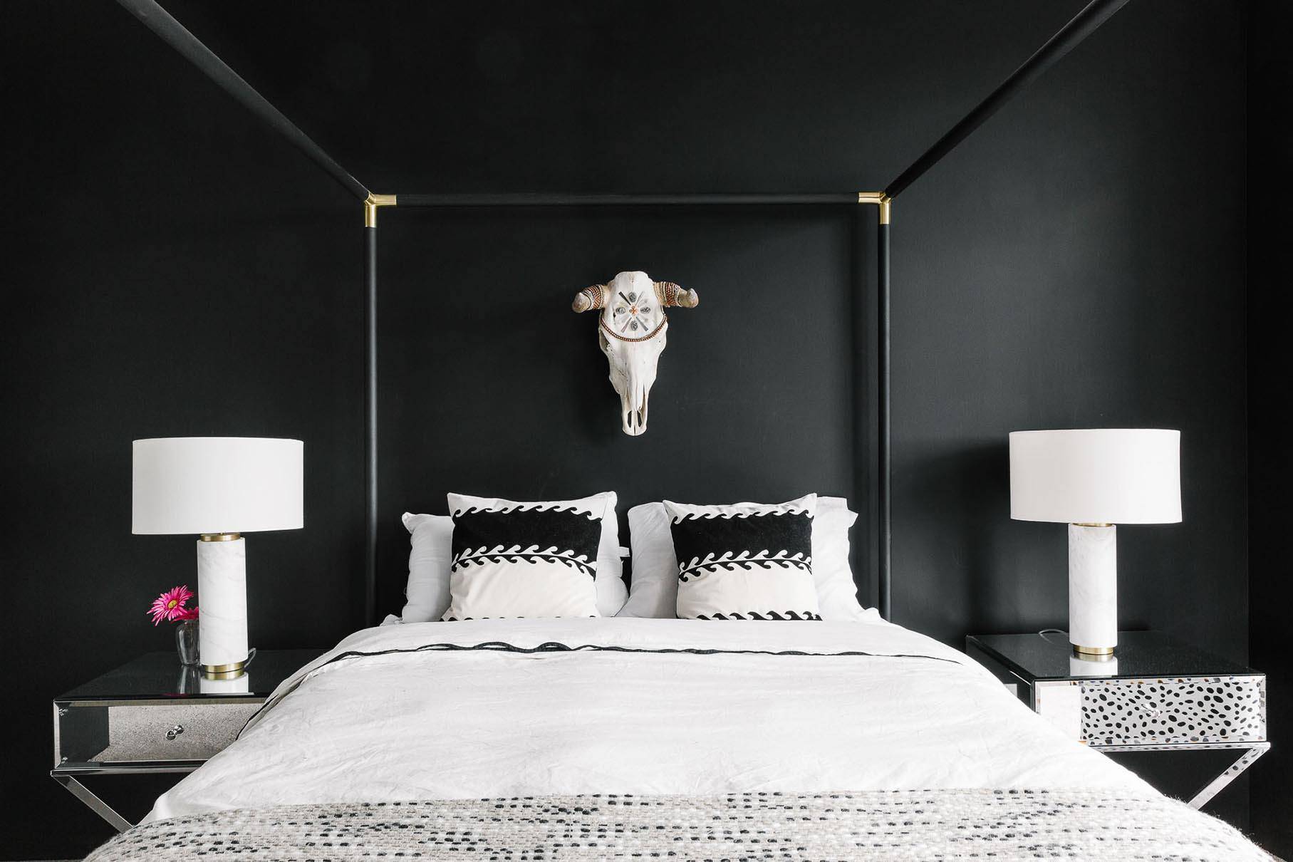 Дизайн интерьера спальни с кожаной и глянцевой кроватью черного цвета - излагаем по порядку