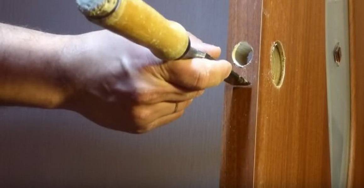 Как вставить замок-защелку с фиксатором в межкомнатную дверь