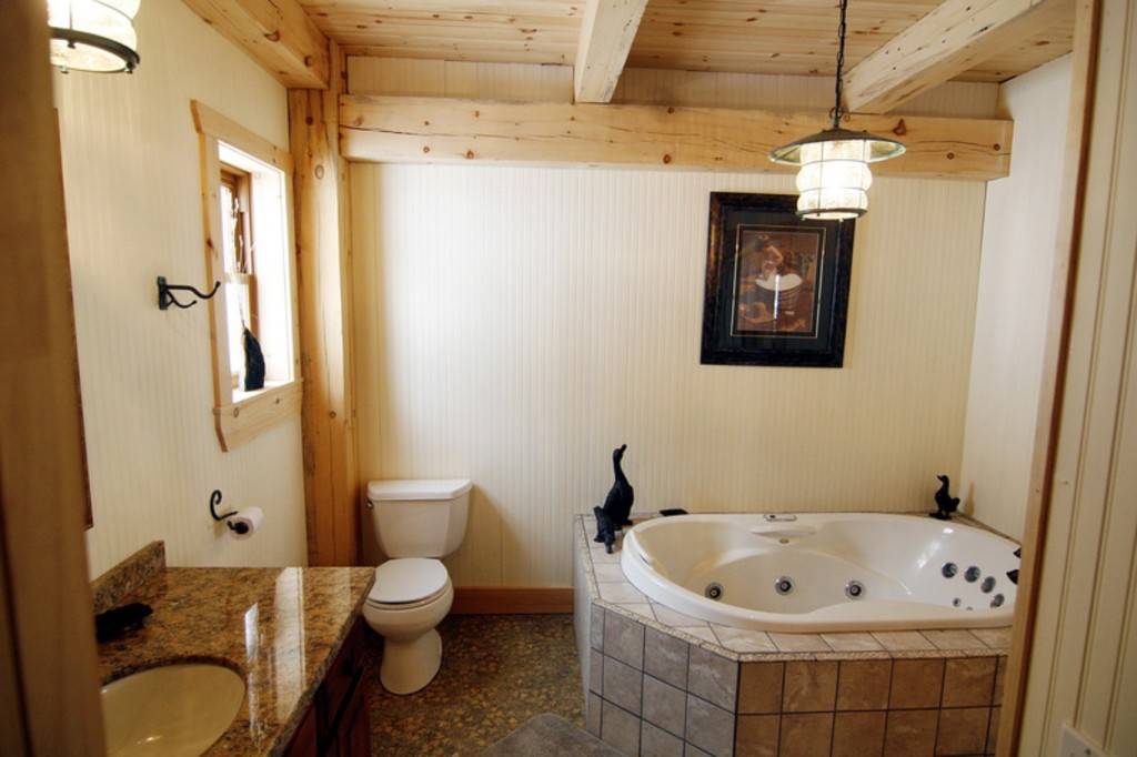 Санузел в деревянном доме: дизайн. отделка, гидроизоляция, обустройство пола и интерьера санузла
