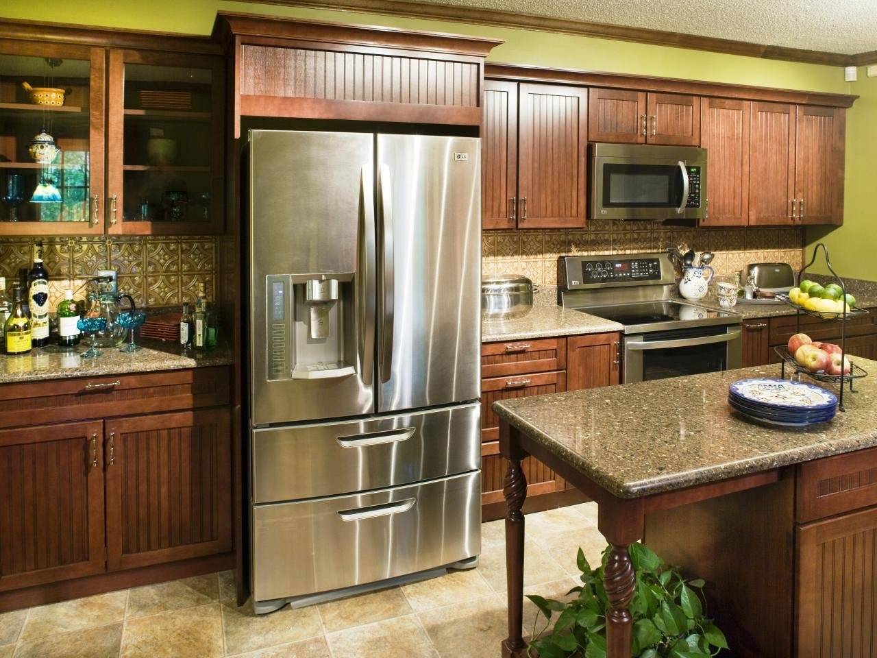 Холодильник на кухне: варианты размещения