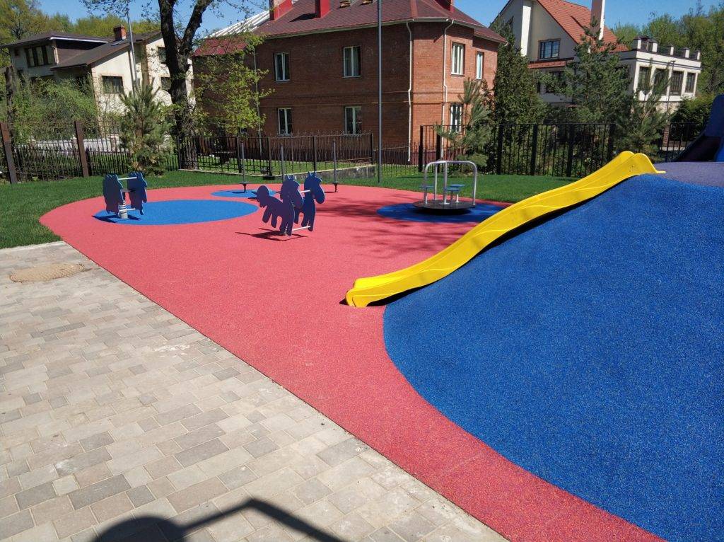 Резиновое покрытие для детских площадок: требования к материалам