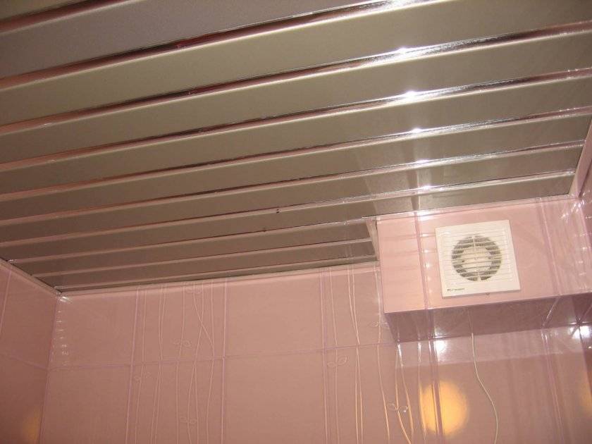 Установка реечного потолка в ванной, реечный потолок в туалете