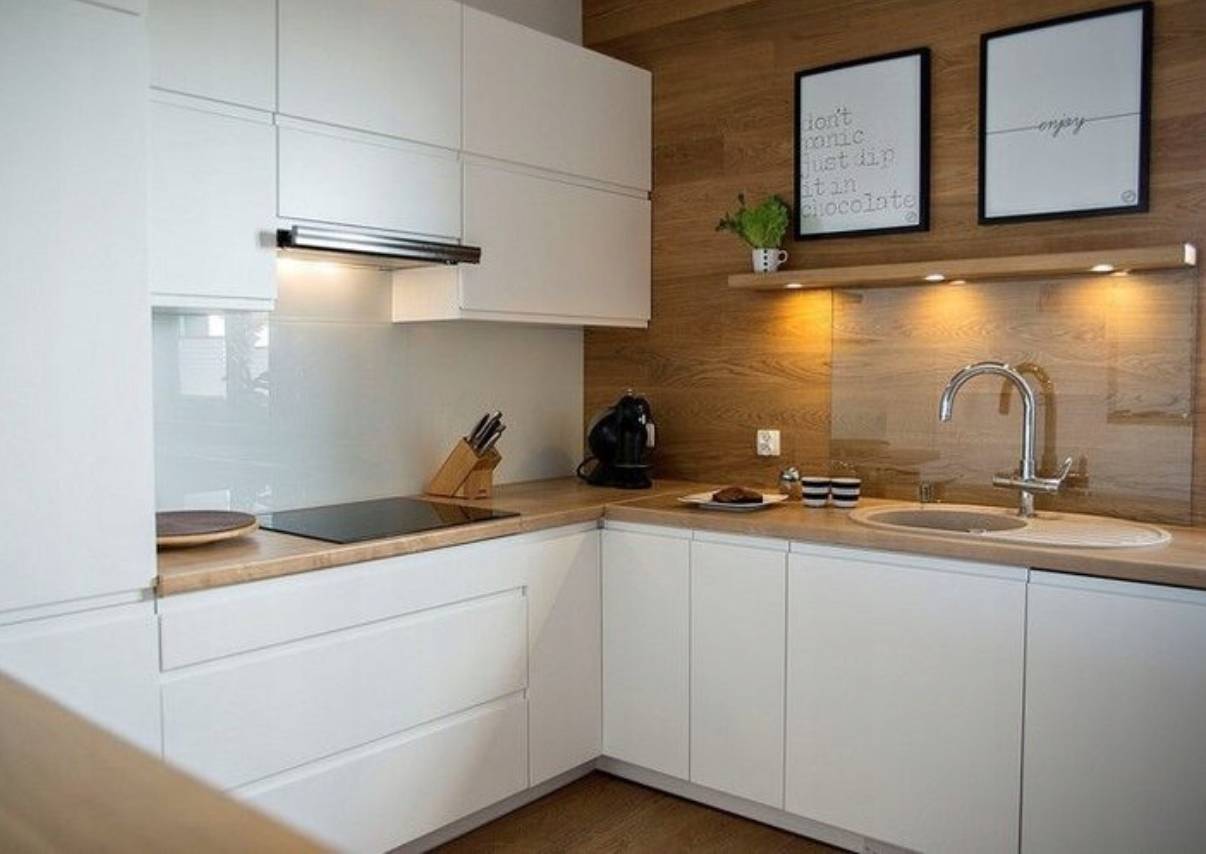 Белая кухня с деревянной столешницей или под дерево: 70 фото деревянных гарнитуров