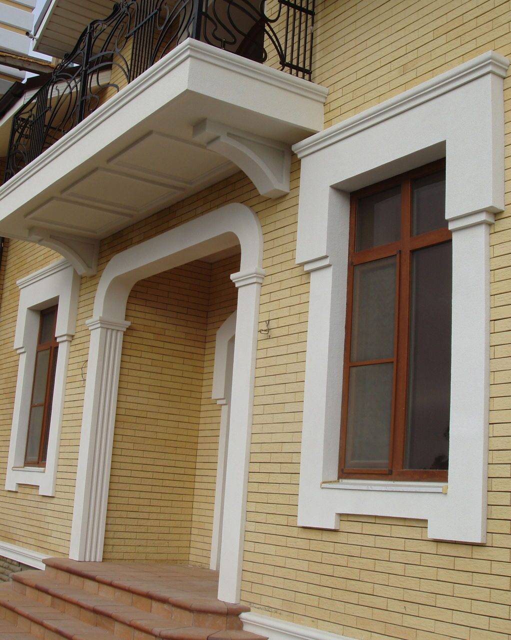 Фасадный декор и дизайн фасада коттеджа. виды внешней отделки и утепления домов на сайте недвио