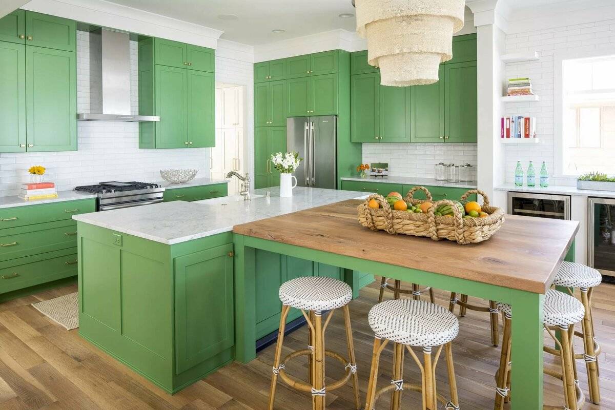 Дизайн интерьера кухни с зеленым гарнитуром, должный цвет стен