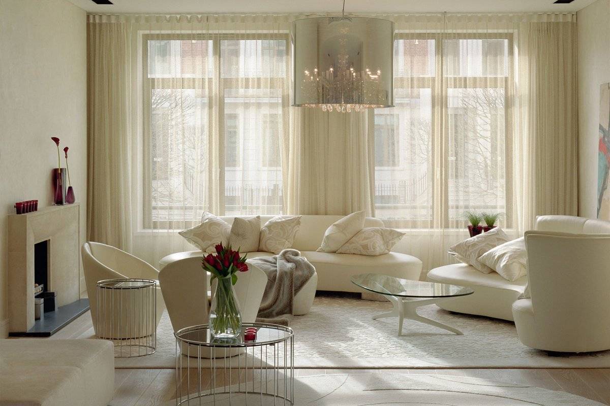 Дизайн гостиной с двумя окнами — фото интерьеров