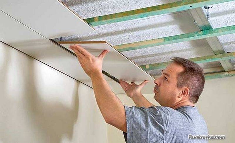Как крепить ПВХ панели к потолку – 4 проверенных варианта