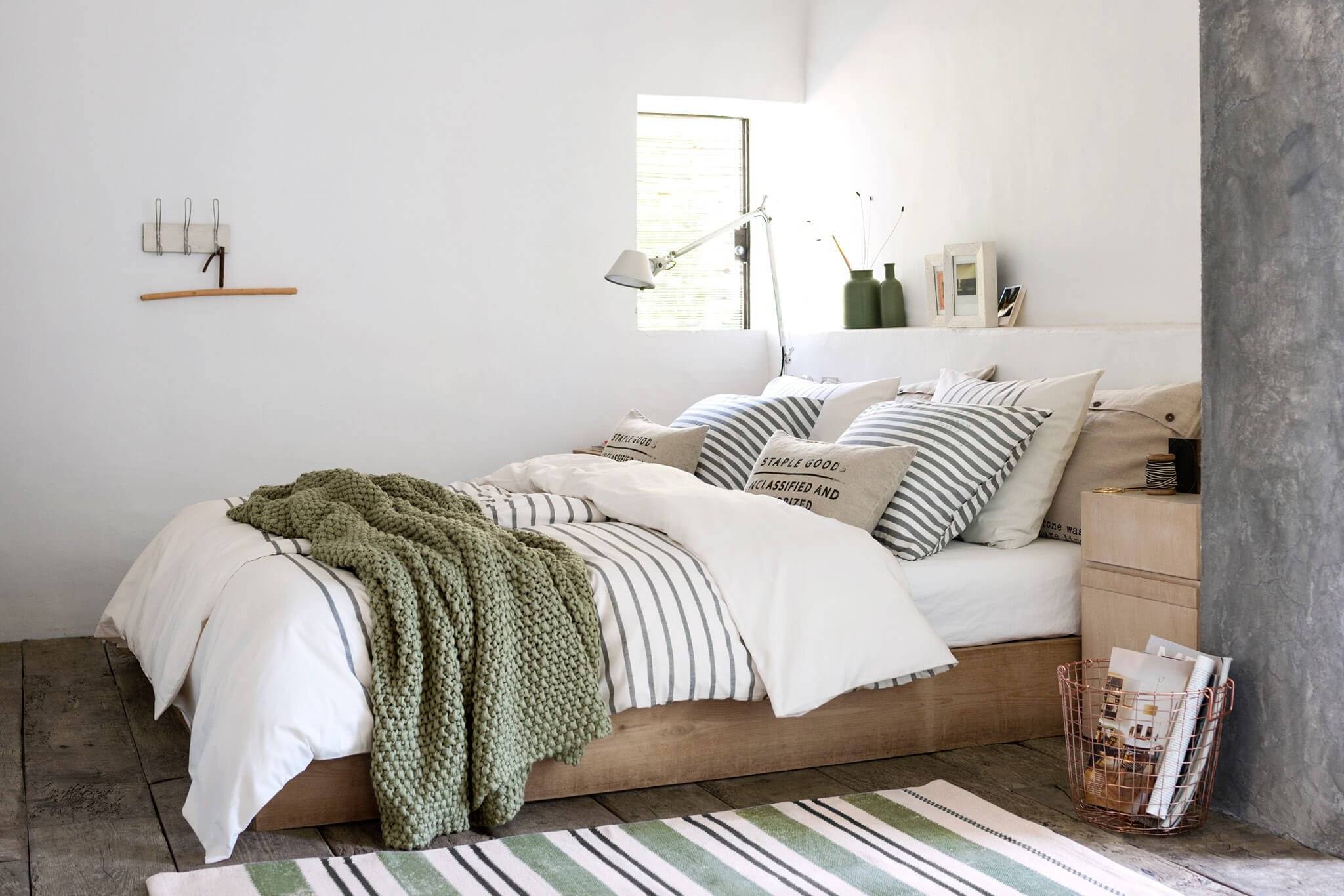 Как красиво заправить кровать в спальне?