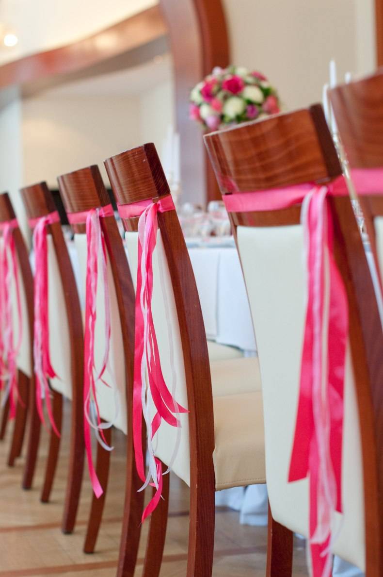 Украшение стульев на свадьбе — декор бантами, чехлы, ленты и другое оформление свадебных стульев