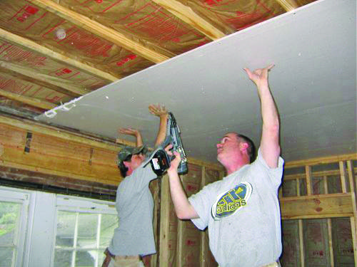 Гипсокартон на деревянный потолок - правила крепления, монтаж своими руками