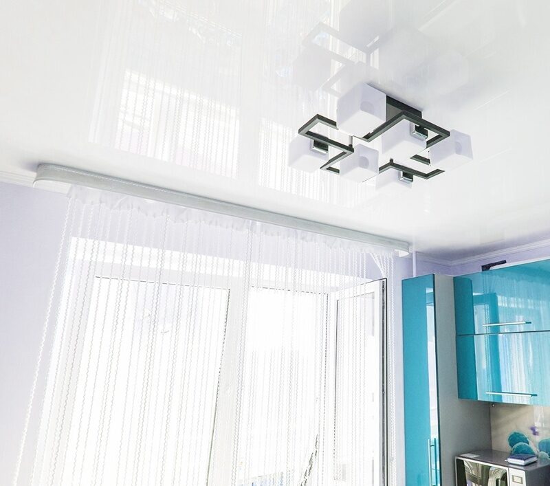 Натяжной потолок глянцевый — зеркальный блеск и дополнительный объем в комнате