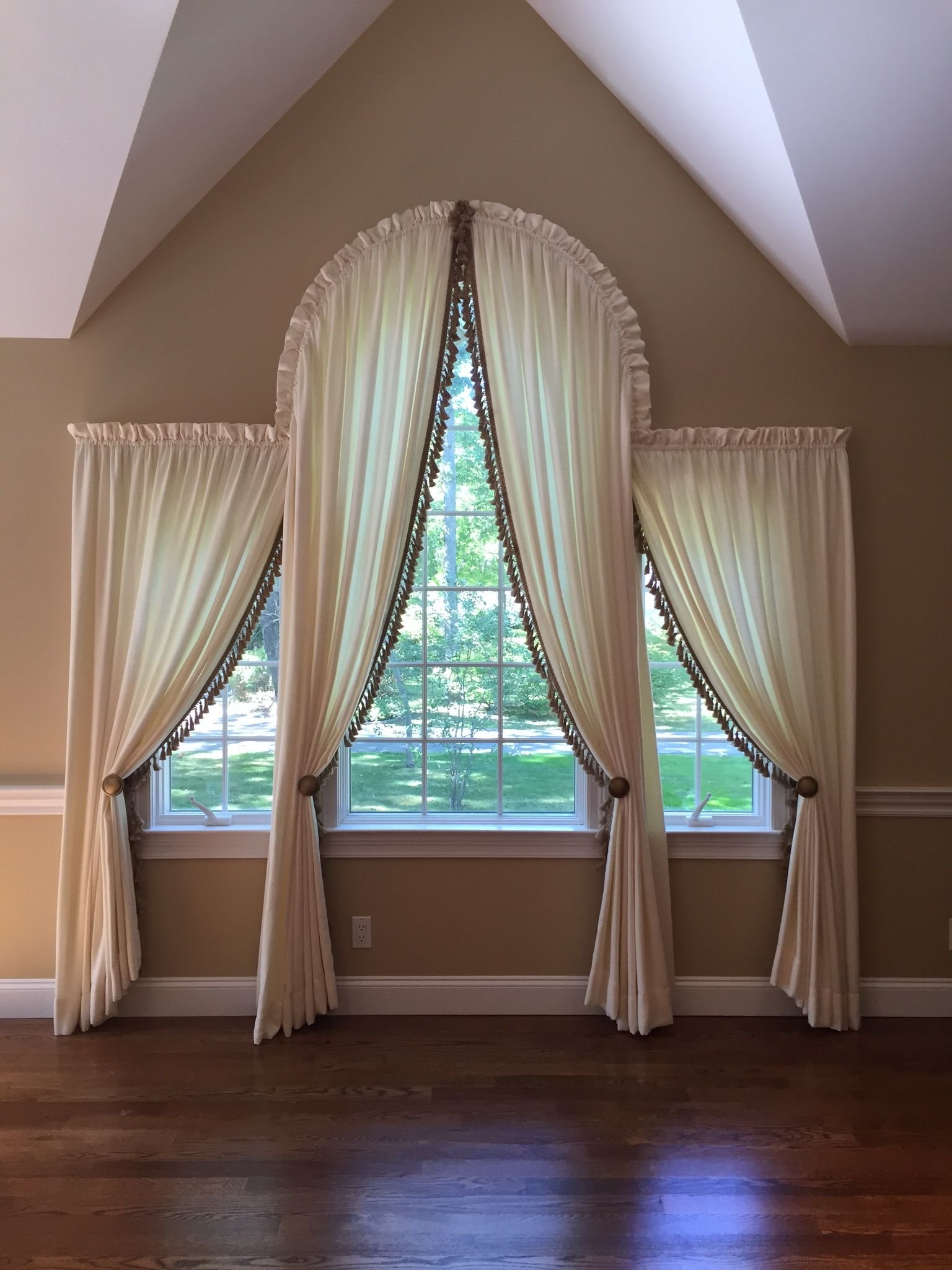 Подбираем шторы на арочные окна: 47 вариантов идей