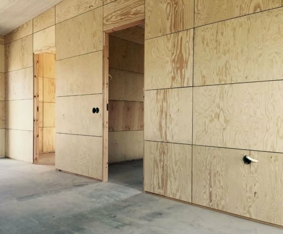 Как обшить фанерой стены дома изнутри правильно: отделка стен и потолков своими руками- обзор +видео
