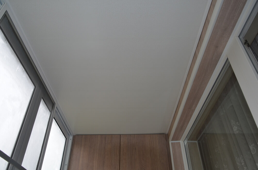 Потолок на балконе в современном стиле - 55 фото идей дизайна
