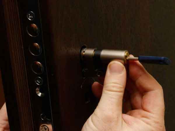 Как поменять личинку замка входной двери самостоятельно: инструкции +видео и фото
