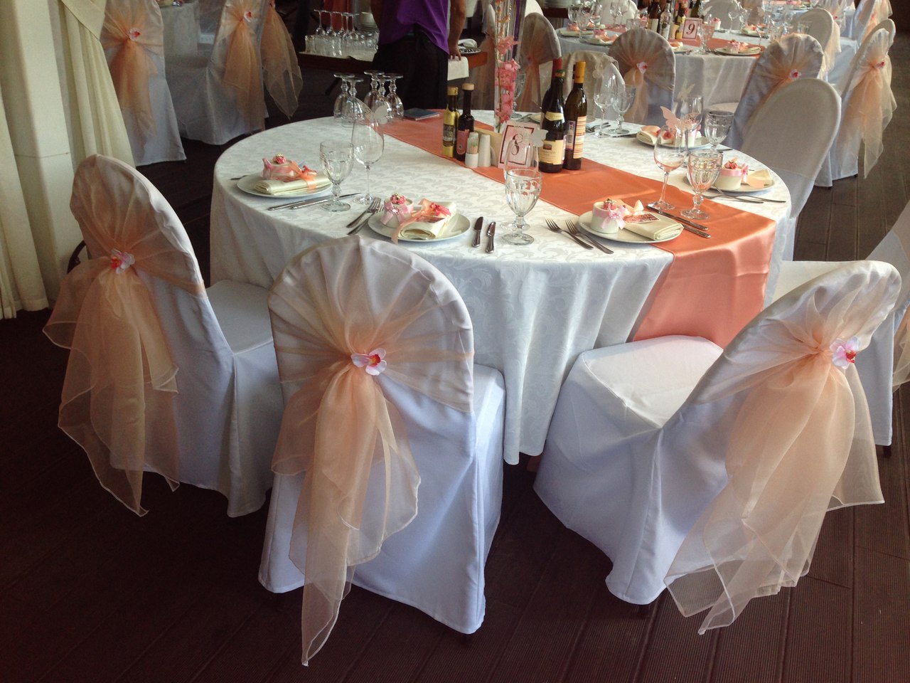 Банты на стулья на свадьбу: как завязать своими руками
