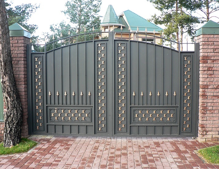 Кованые заборы и ворота: фото и эскизы с калитками для частного дома и дачи