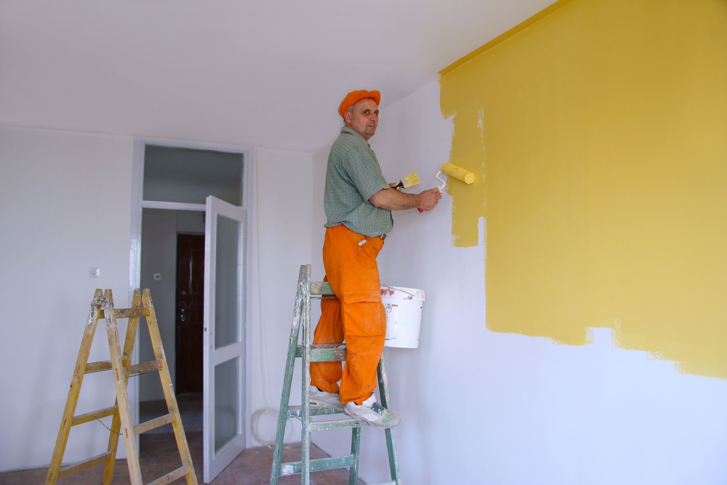 Выбираем краску для гаража и разбираемся с тем, как покрасить стены в данном помещении