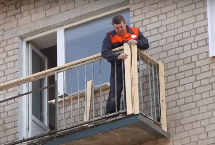 Советы, чем обшить балкон снаружи, сравнение отделки балкона сайдингом, профлистом и профнастилом, а также инструкция как обшить балкон сайдингом самостоятельно