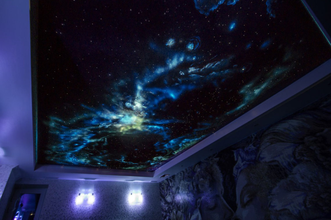 Звездное небо дома на потолке: обзор вариантов реализации
