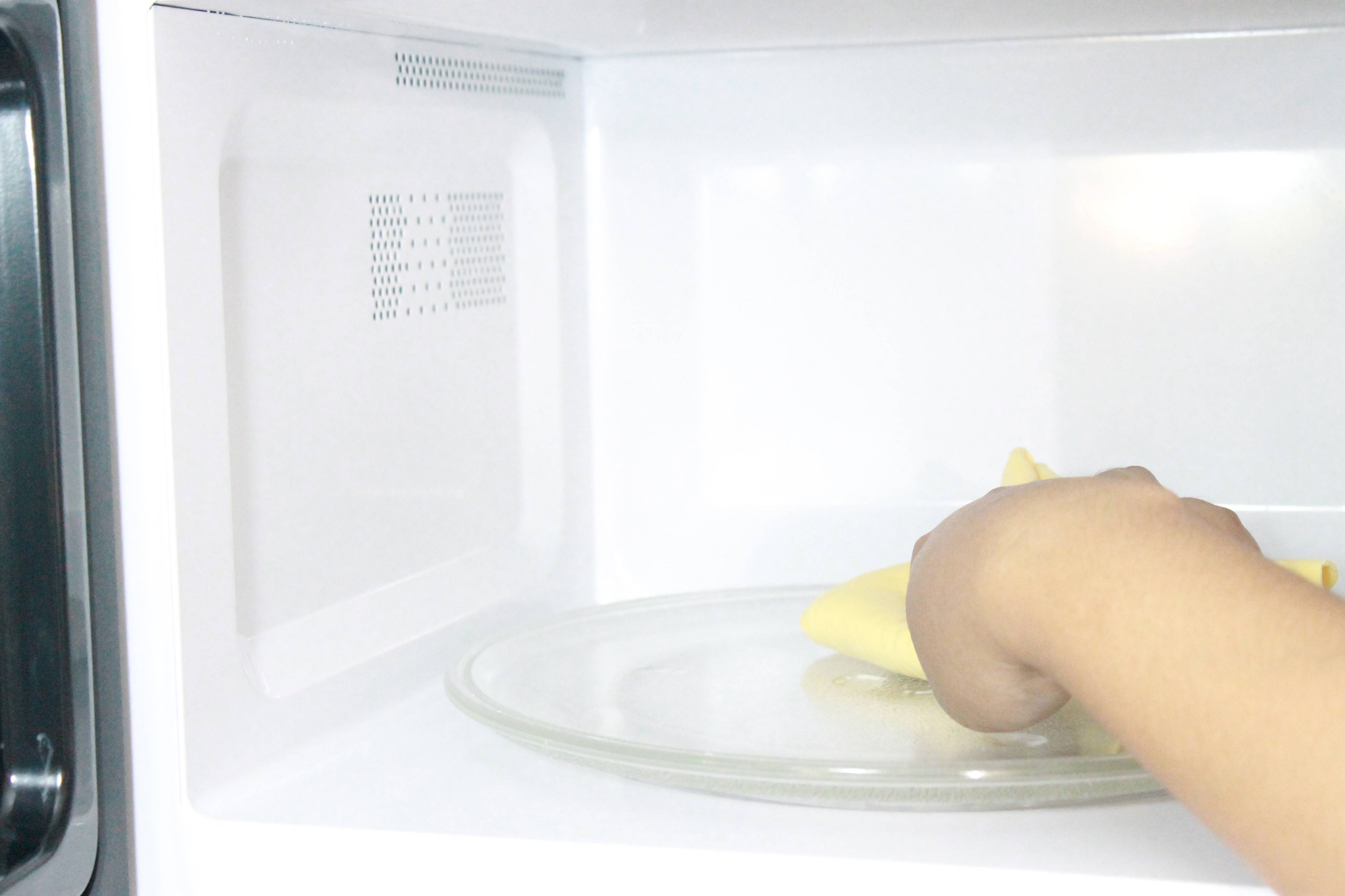 Как очистить микроволновку с помощью соды: быстрые способы чистки свч-печи внутри от жира в домашних условиях, альтернативные средства