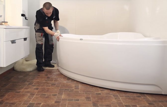Как закрепить акриловую ванну к стене