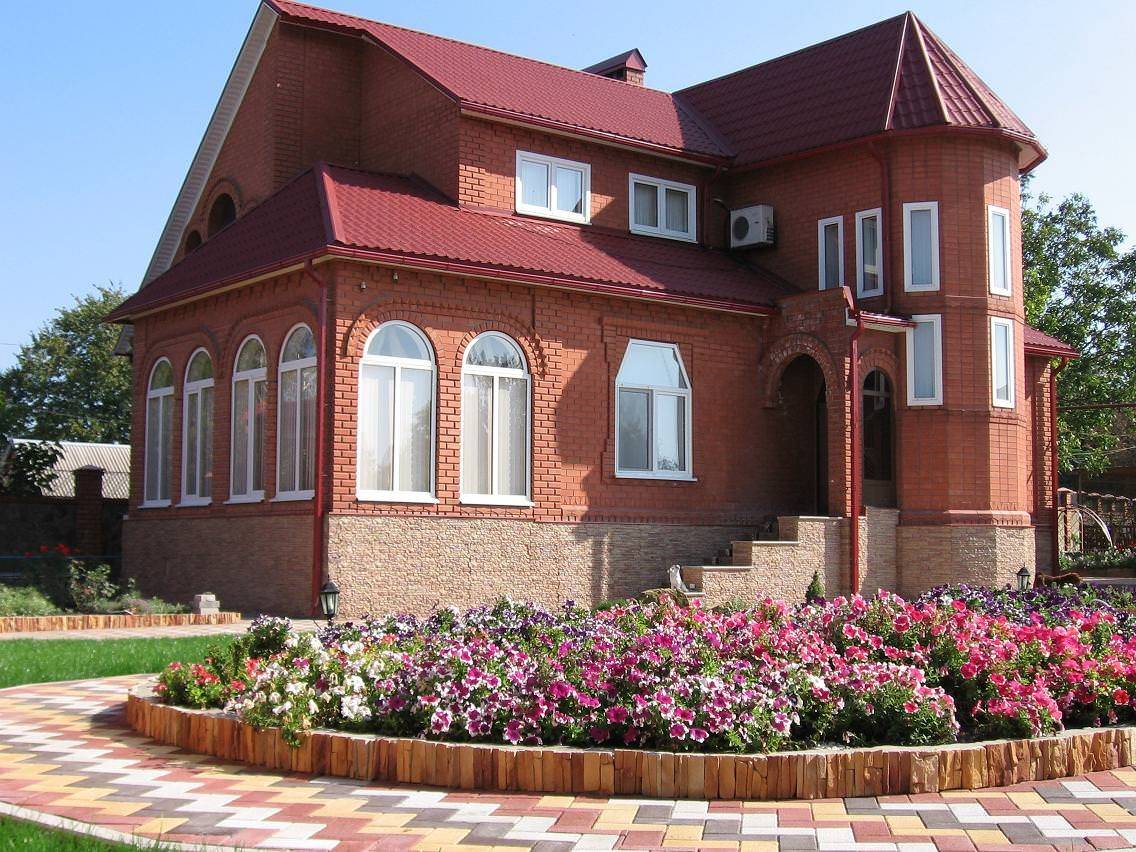 Фасады домов из кирпича разного цвета, фото.
