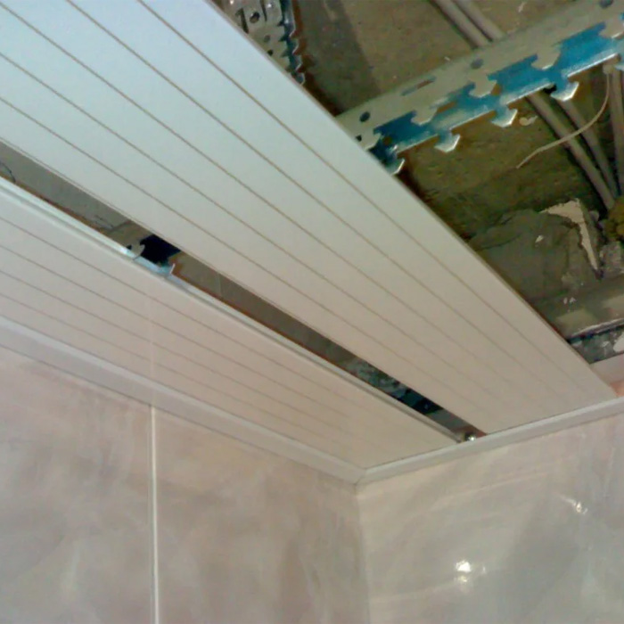 Монтаж пластиковых панелей к потолку своими руками