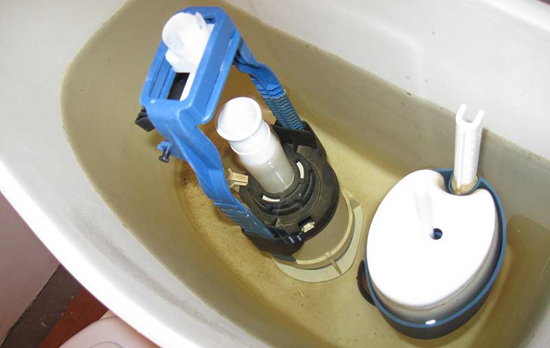 Протекает сливной бачок унитаза через клапан слива, не держит воду, пропускает: ремонт впускного запорного, с нижним подводом