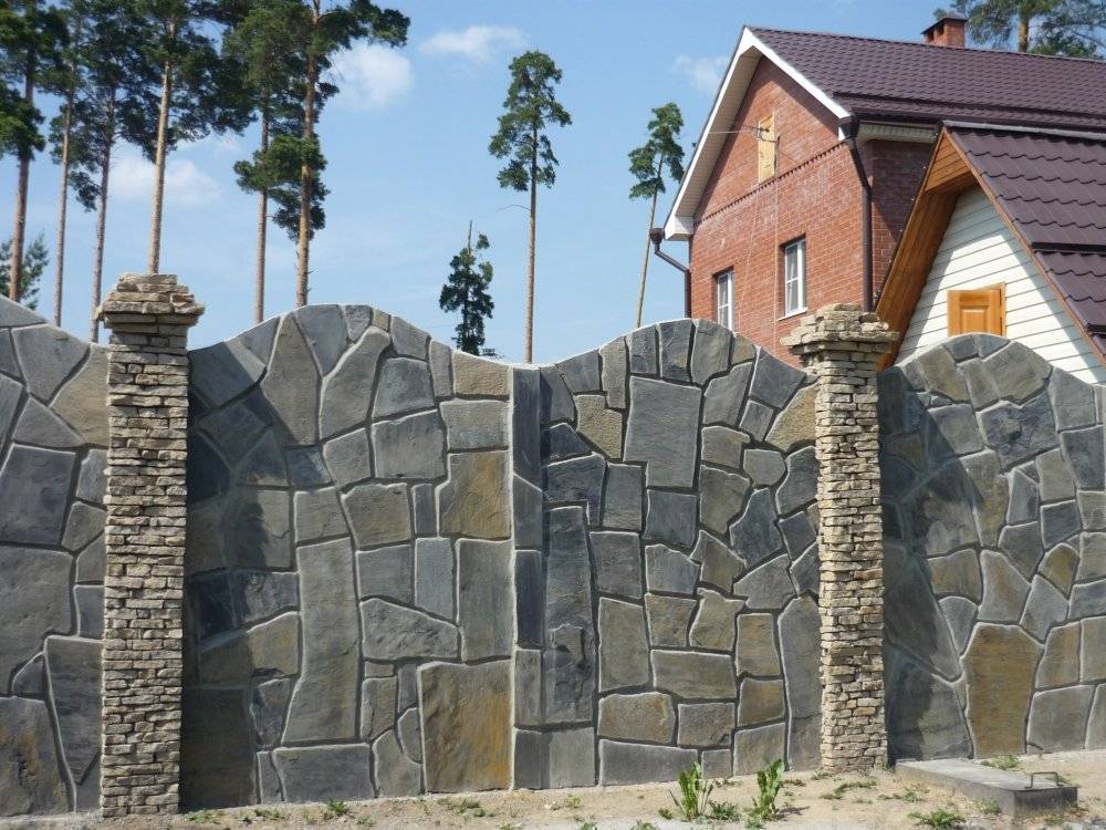 Забор из природного, речного или дикого камня своими руками: пошаговая инструкция