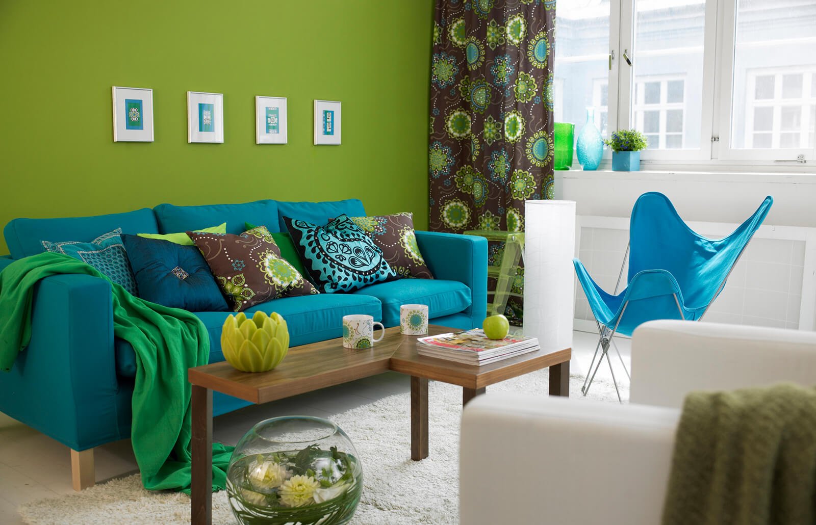 Бирюзовый диван в интерьере гостиной: варианты оформления и гармоничных комбинаций