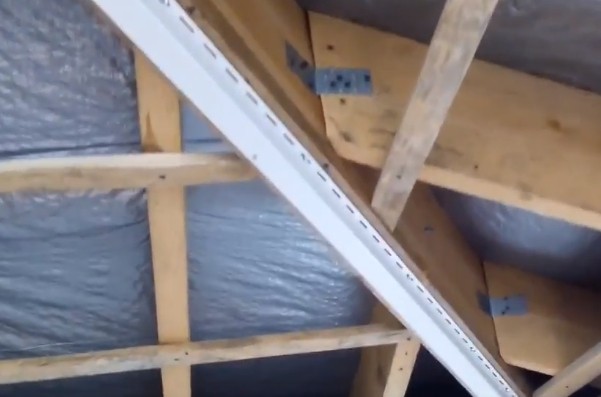 Как обшить потолок сайдингом: технология
