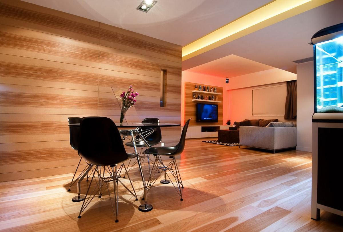 Светлый ламинат в интерьере квартиры - фото: в сочетании с дверями и обоями