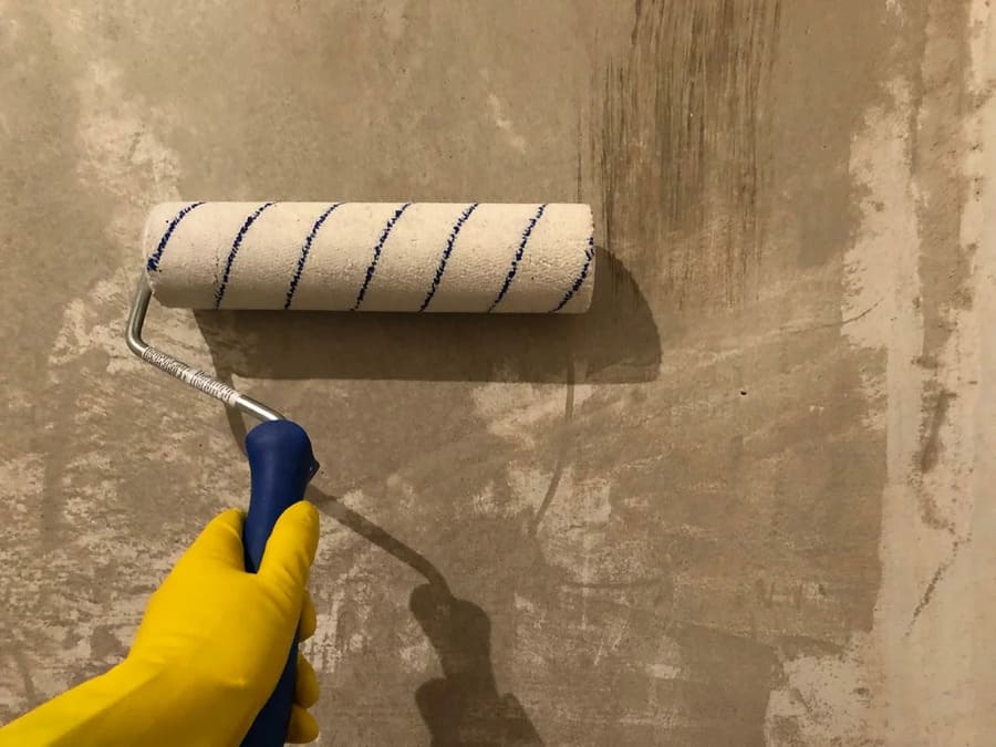 Грунтовка для стен под обои: какую лучше выбрать, как наносить, когда можно клеить без грунта или сделать состав своими руками