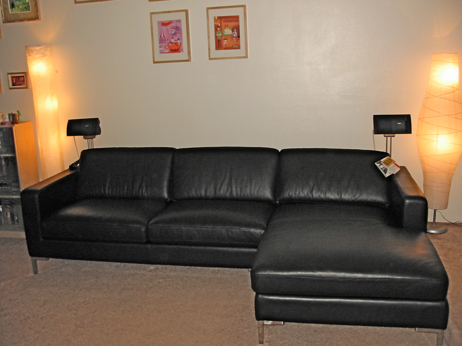 Черный диван в гостиной: экстремальный вариант? (40 идей дизайна)