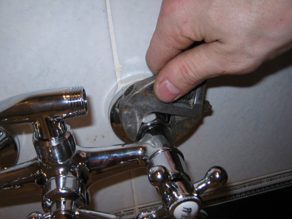 Как самостоятельно установить смеситель в ванную