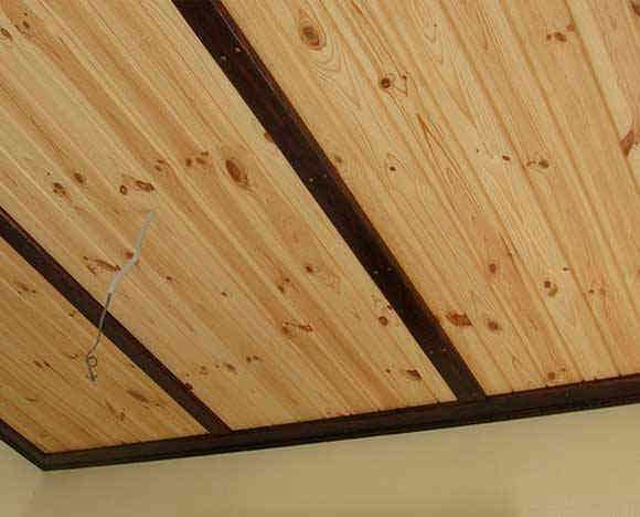 Подшивка потолка по деревянным балкам