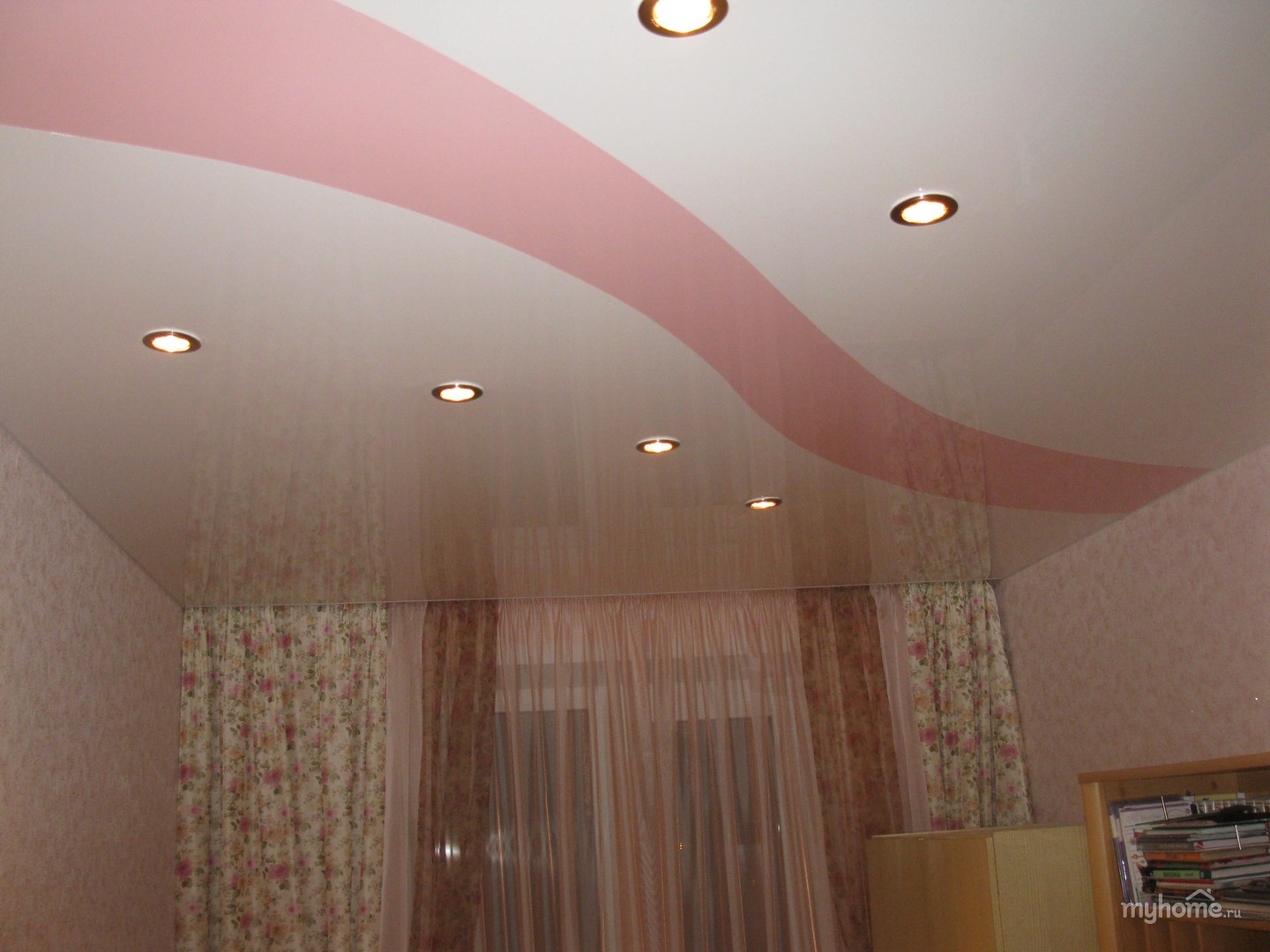 Двухцветные натяжные потолки: фото, спайка швов и дизайн двух цветов полотен