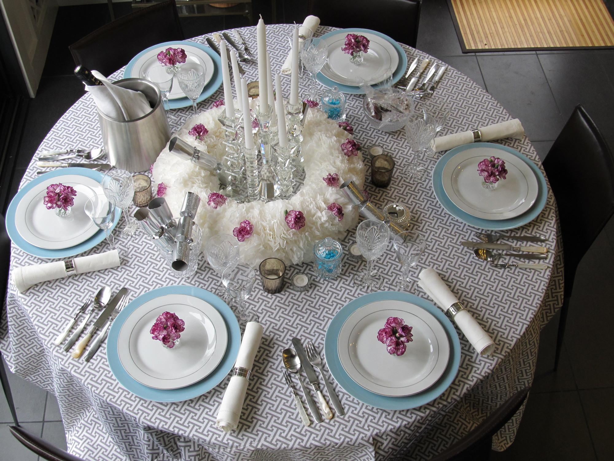 Как красиво украсить стол к празднику: смелые и оригинальные идеи сервировки стола