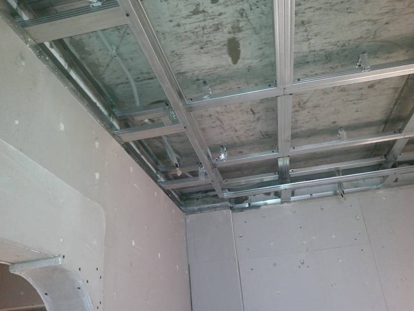 Двухуровневый потолок из гипсокартона своими руками (видео, инструкция с фото) | онлайн-журнал о ремонте и дизайне