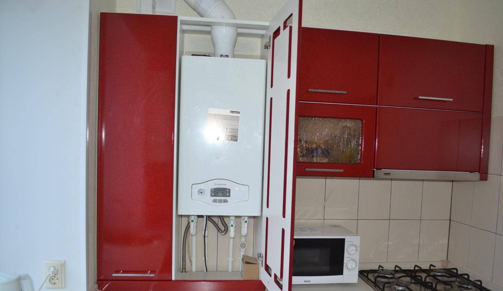 Кухня в хрущевке с газовой колонкой, холодильником и кухонным гарнитуром