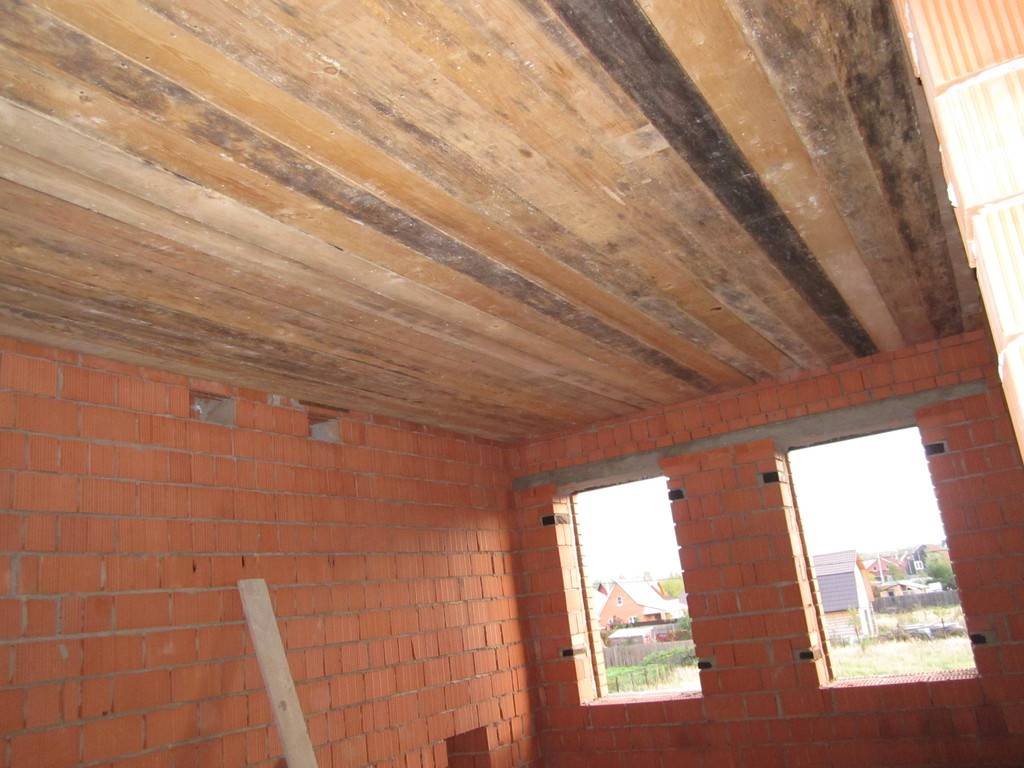 Черновой потолок по деревянным балкам: чем и как правильно подшить
