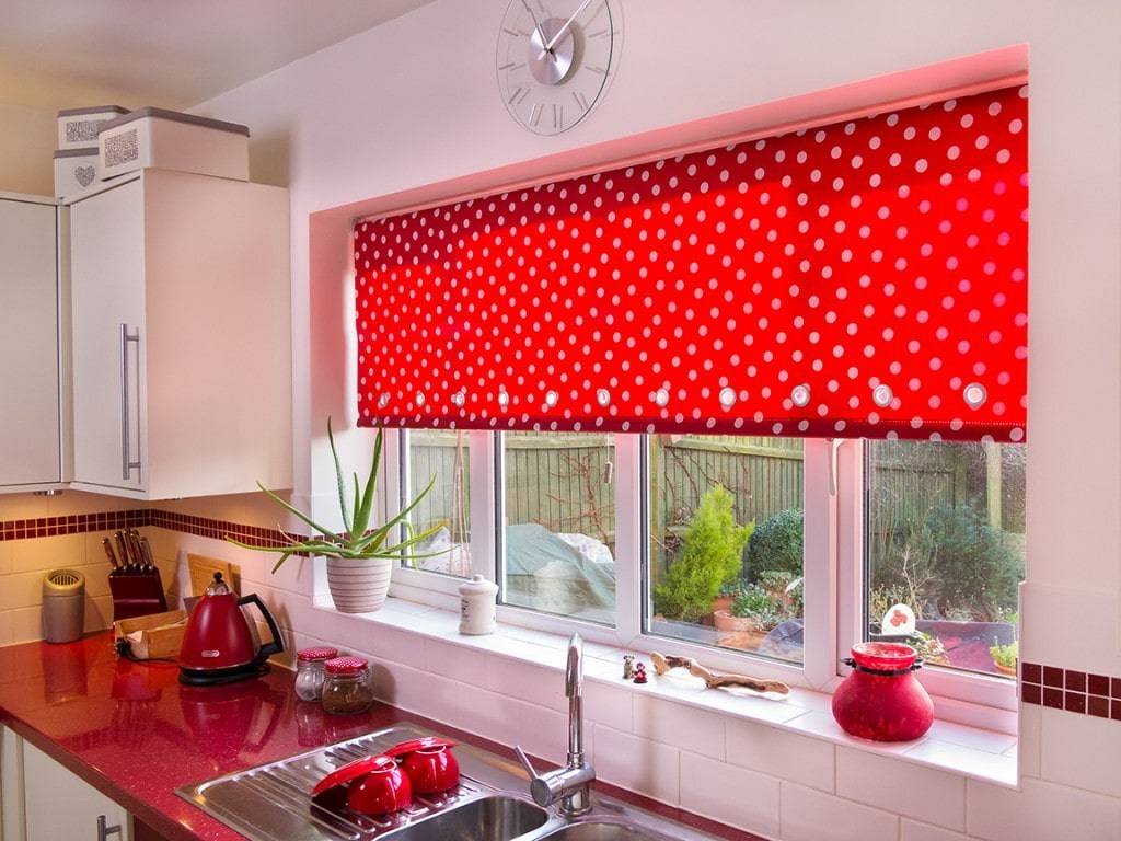 Рулонные шторы на пластиковые окна в кухню