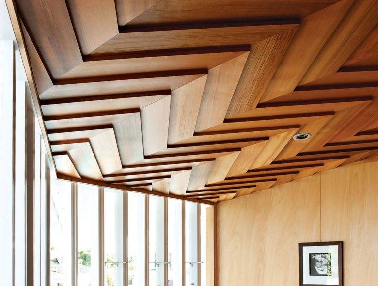 Потолок из деревянных реек: как крепить, плюсы, минусы