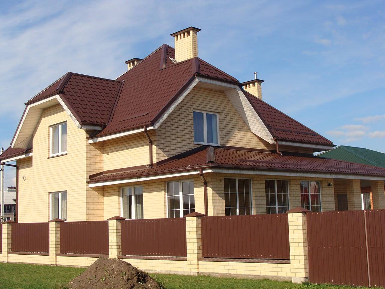 Из какого вида металлочерепицы кроют крыши дома, рекомендуемые цвета, фото