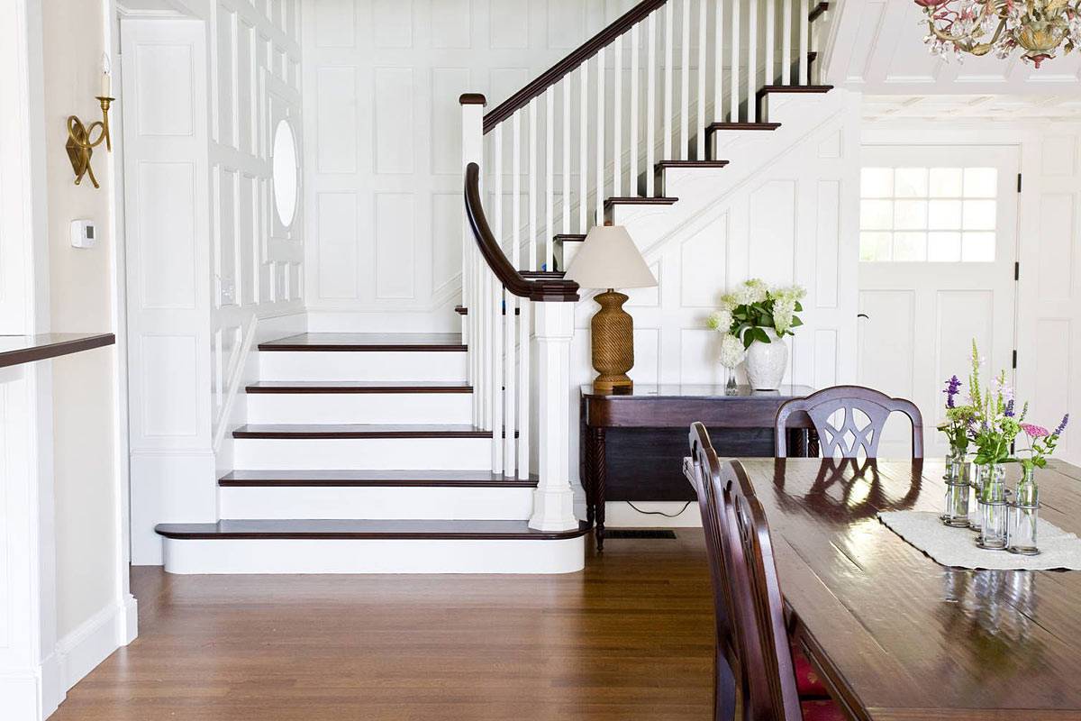 Как оформить лестницу в частном доме?