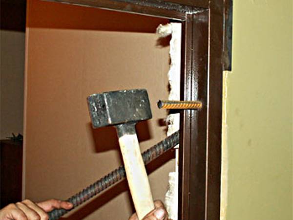 Как правильно установить железную дверь в деревянном доме: видео